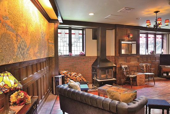 薪ストーブの炎が暖かいラウンジ