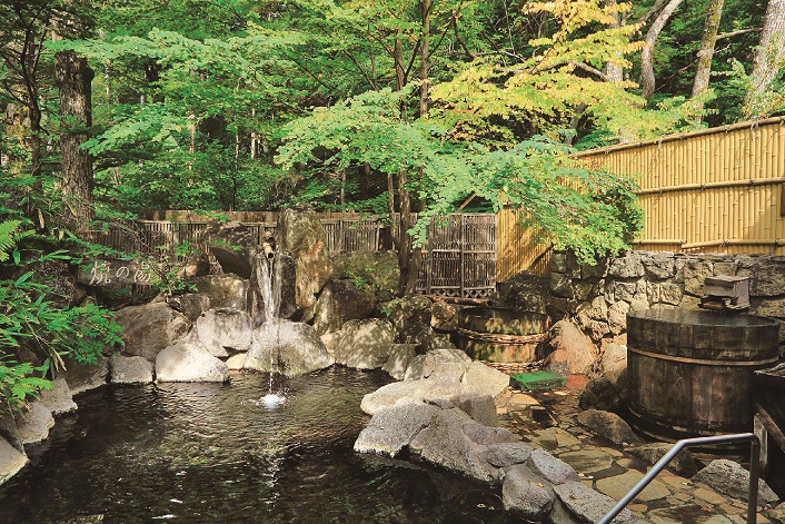「焼の湯」の露天風呂。内湯・露天風呂と檜風呂ではお湯の泉質が異なる