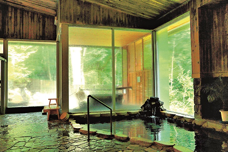 外の緑がすがすがしい「梓の湯」の内湯