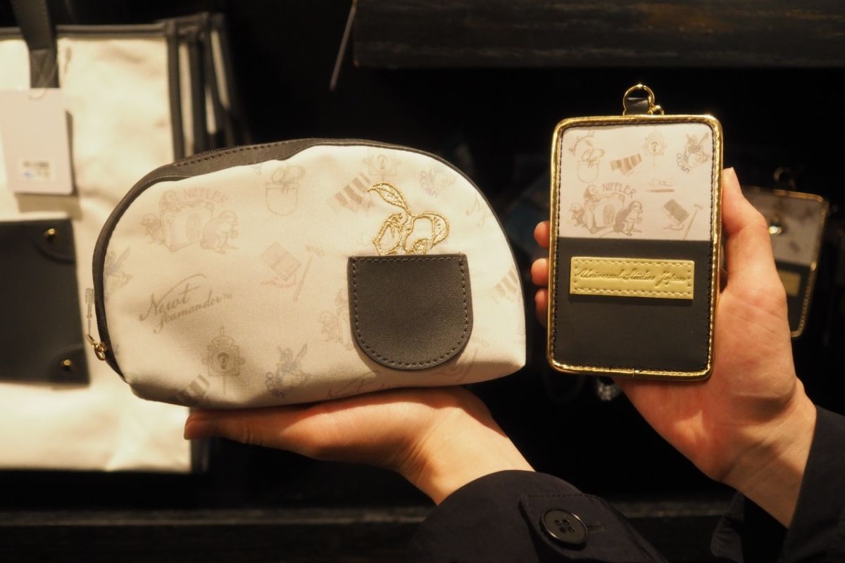 ポーチ（左）、パスケース（右）