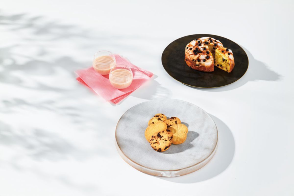 左上から時計回りに「Doburoku Rouge」720ml 3630円、「日本橋のはちみつをたっぷり使ったふんわりパネットーネ」1944円、 「日本橋さぶれ」うなぎ・すき焼き・おそば 各1210円、3種セット3500円