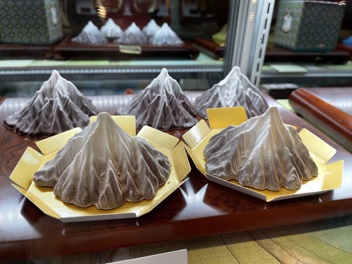 店頭のケースに並ぶ山菓子「利尻山（冬）」