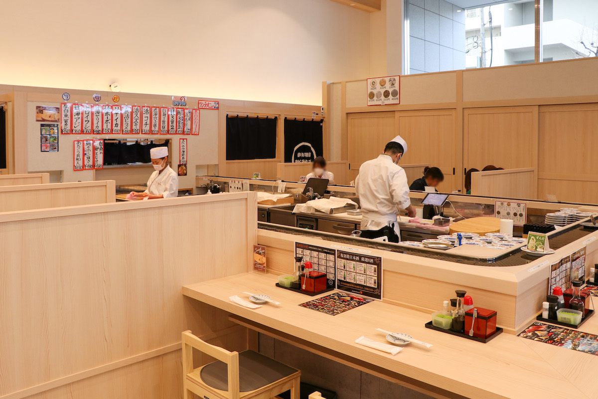 カウンター席のほか、仕切りがあるテーブル席も