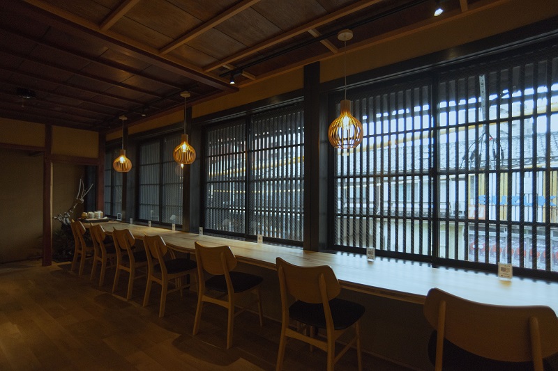 2階の窓に面したイートイン席