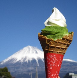 富士山と一緒に写真を撮りたい「富士山ソフト春富士」420円