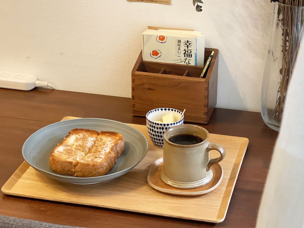 （左から）「シナモンシュガートースト」700円 ※りんご等がセットでつきます、「kenohiブレンド」600円