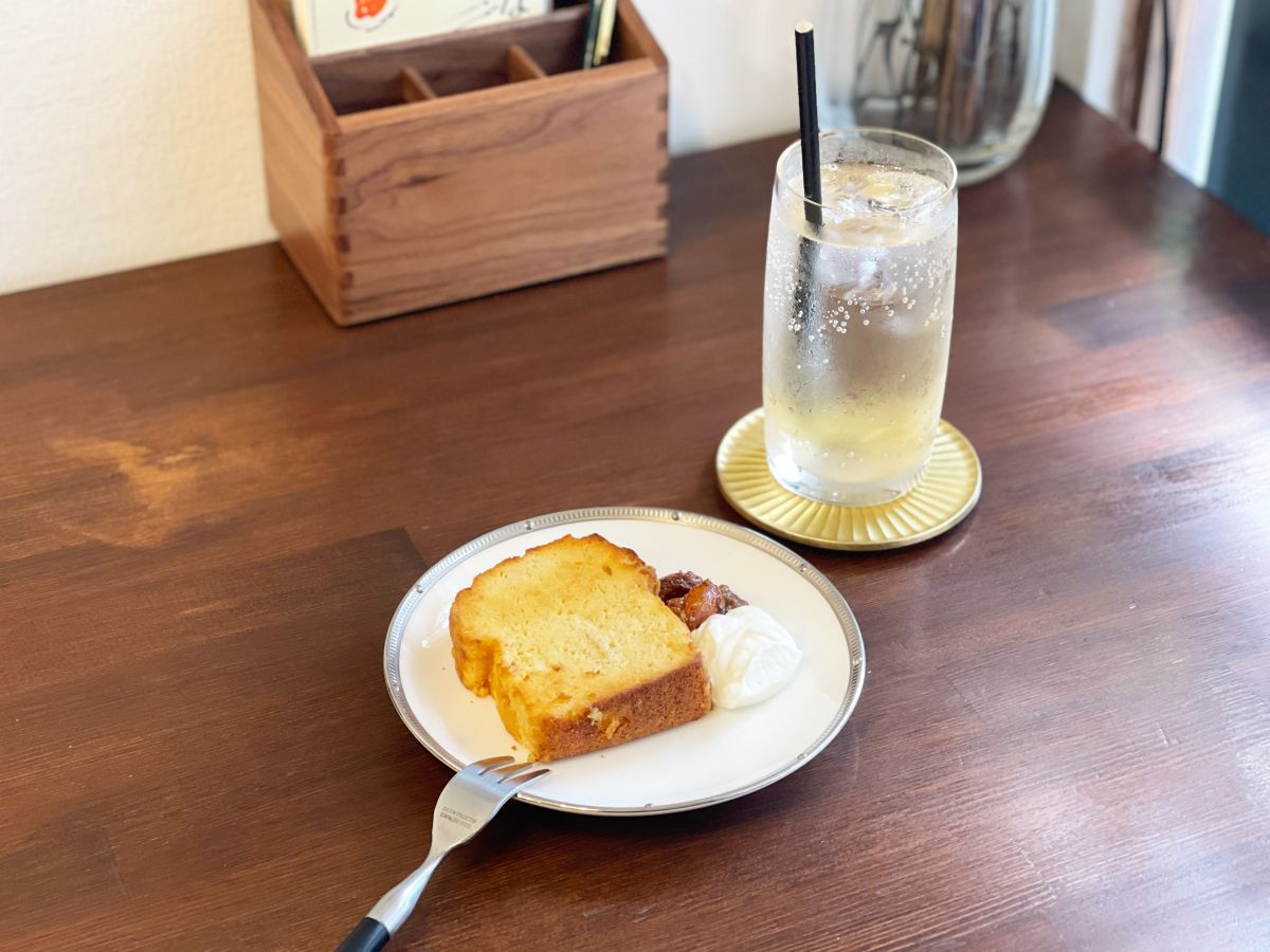 （左から）「パウンドケーキ」400円、「エルダーフラワー（ソーダ割り）」700円 ※ノンアルコール・ノンカフェイン