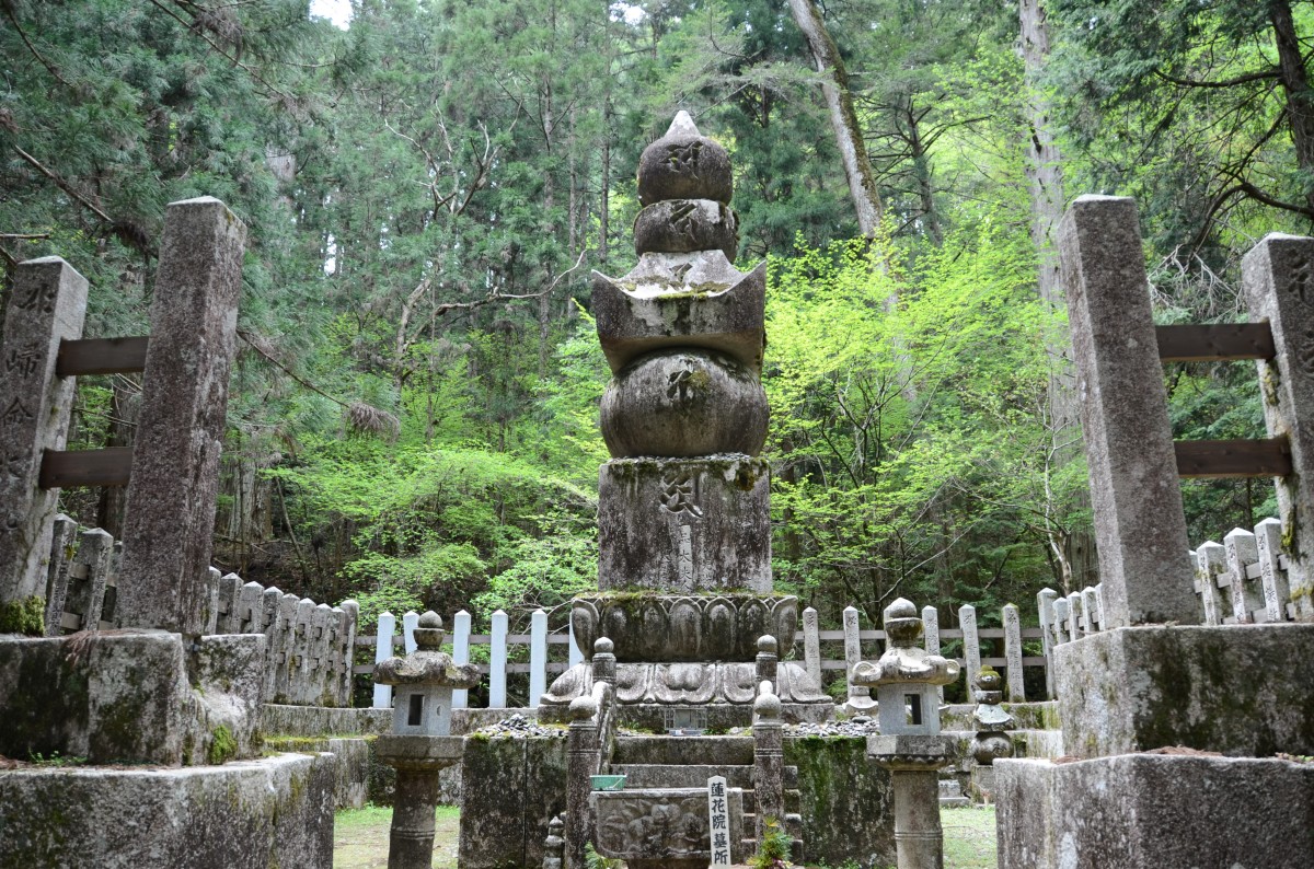 高野山　奥之院　参道　一番石　崇源院　お江供養塔