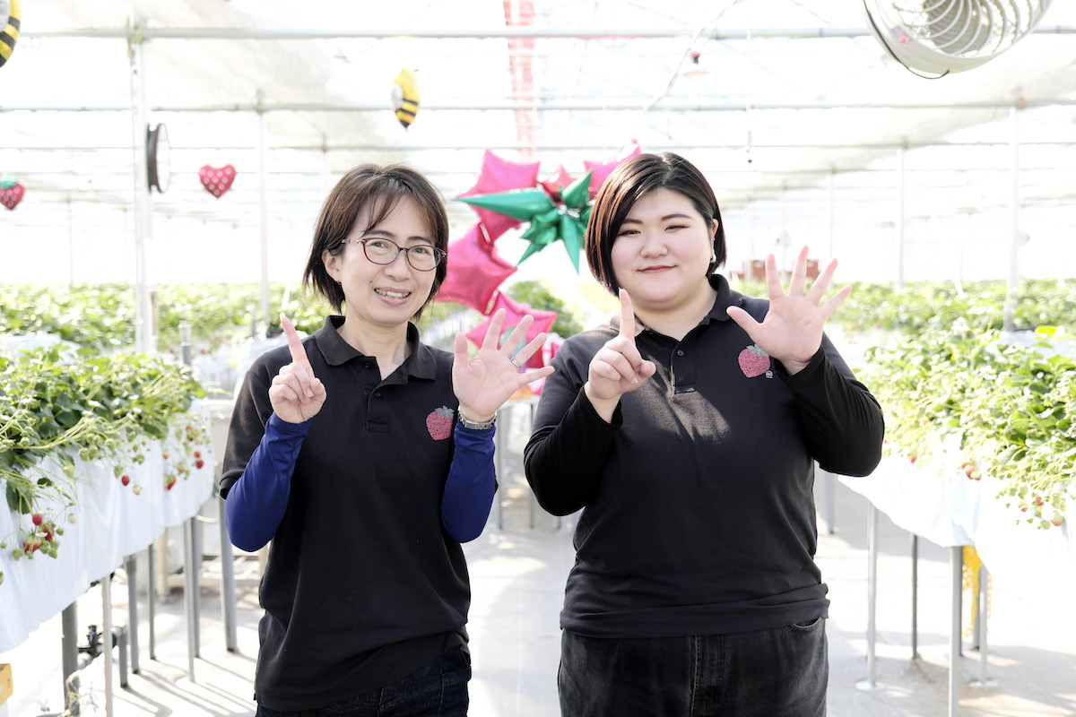 鈴木農園スタッフの鈴木千尋さん(左)と◯◯さん(右)