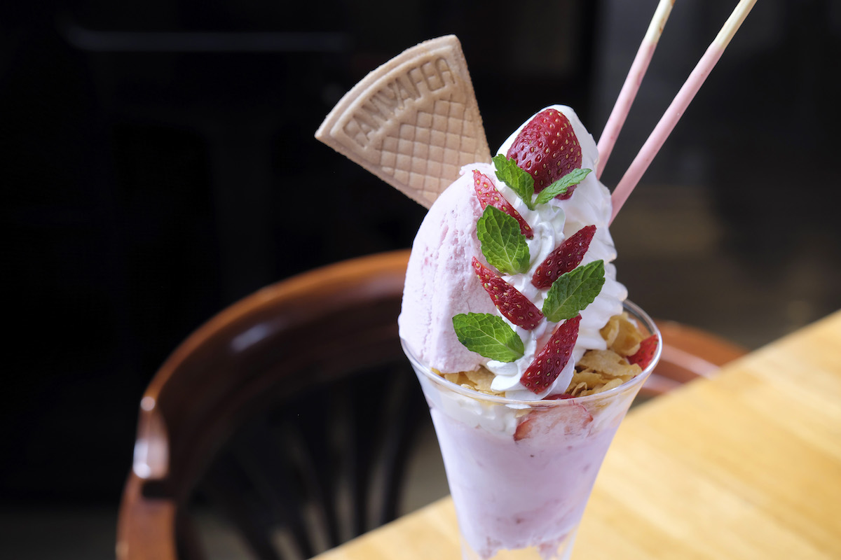 「季節のパフェ」1078円。例年12月〜6月頃はイチゴがメインになる