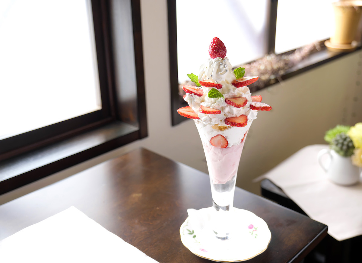 「朝パフェ」1078円。6月頃まではイチゴのパフェの予定（00時までの注文）