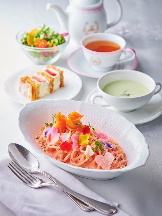 「カルボナーラロゼ NINA‘S（ドリンク付）」2150円（日比谷店限定）