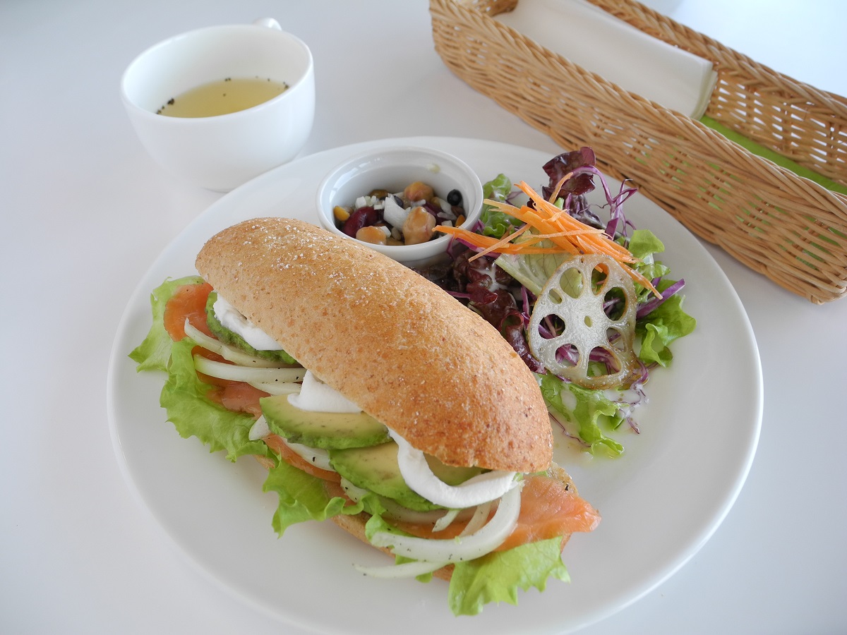 スモークサーモンとアボカド クリームチーズのサンドイッチ