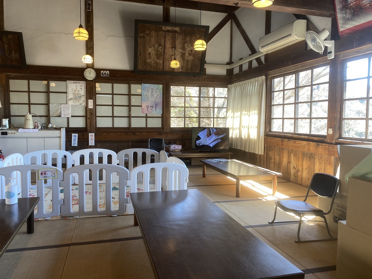 境内のお休み処にはベビーサークルも置かれていました