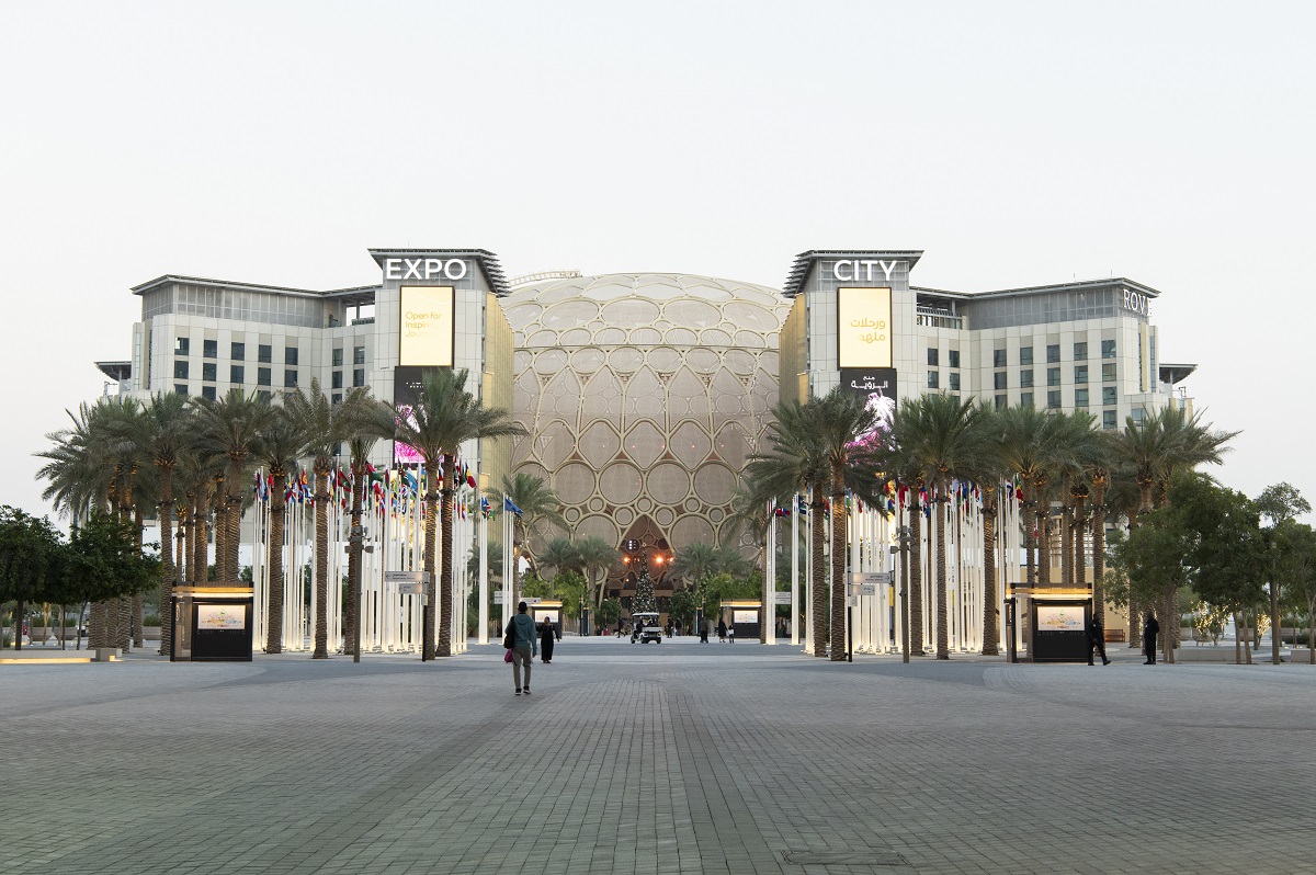 「エキスポ・シティ・ドバイ」は駅から1本道で繋がっています