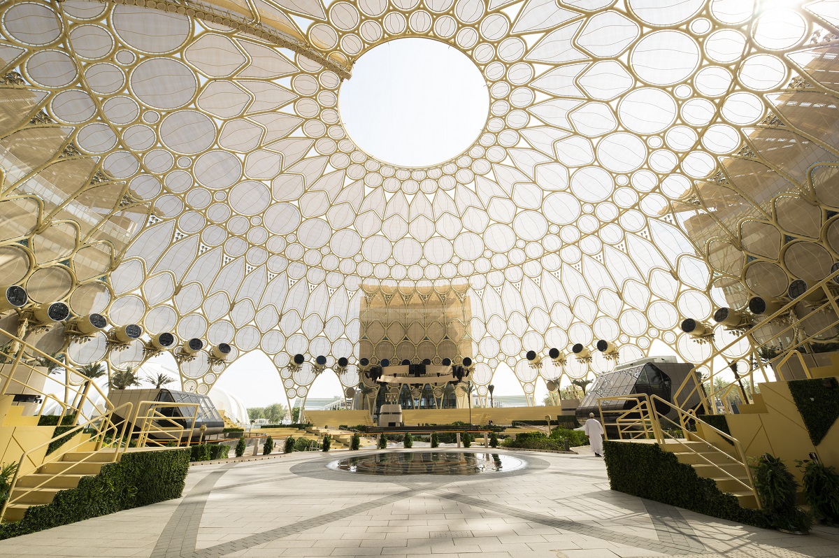高さ67.5mの巨大ドームが目を引くアル・ワスル・プラザ