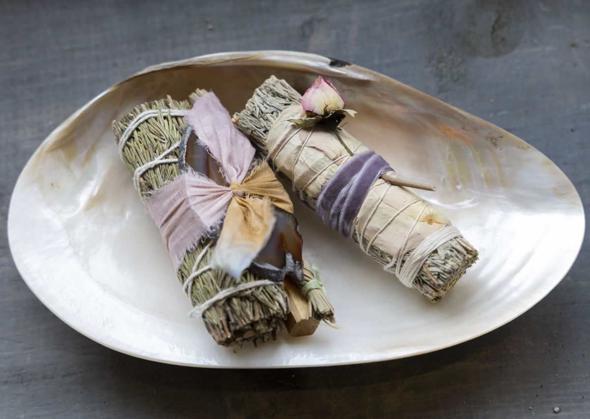 「ローズマリーとスイートグラス」$24、「ブルーセージとローズ」$17