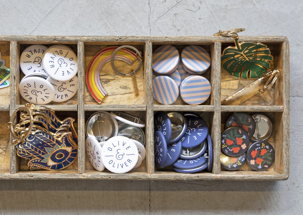 「バッジ」各$2、「キーチェーン」各$16