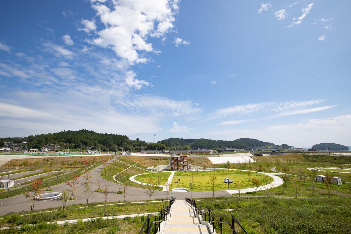 奥に見える赤い鉄骨の建物が旧防災対策庁舎