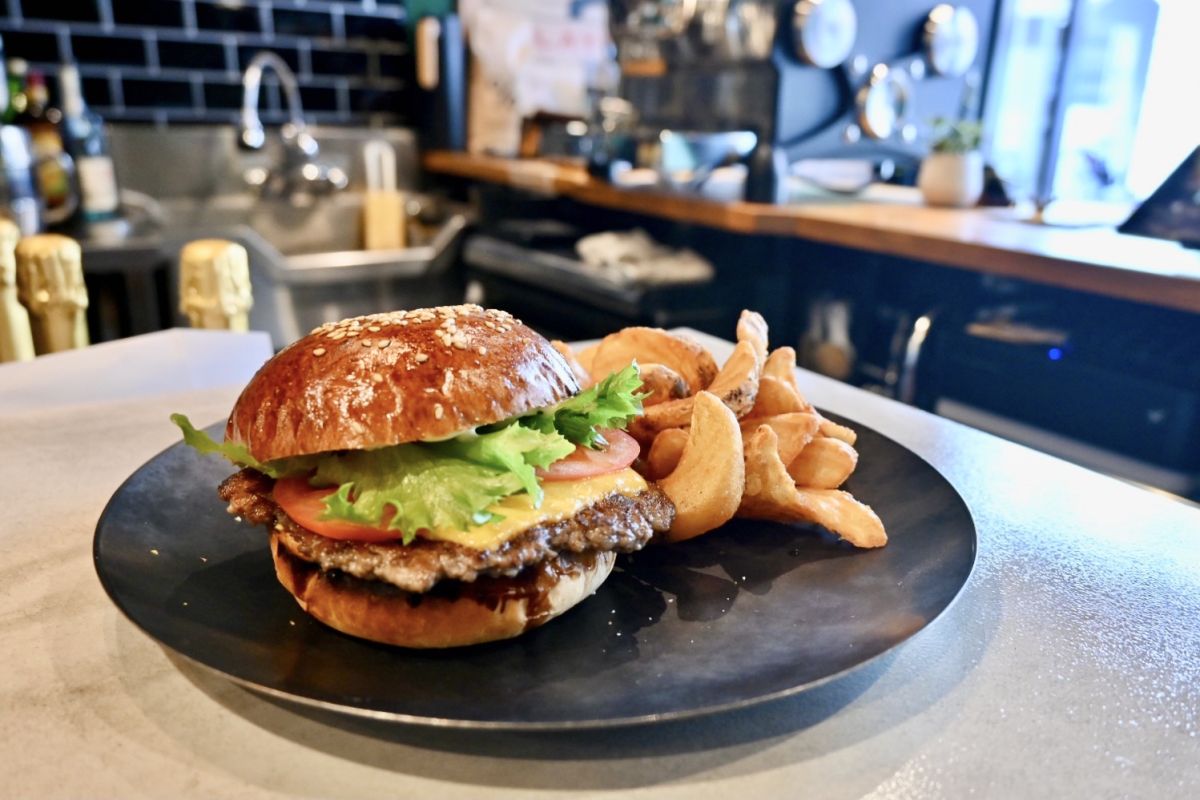 チーズバーガー「プレジデント」900円とフライドポテト「サイドワインダー」600円