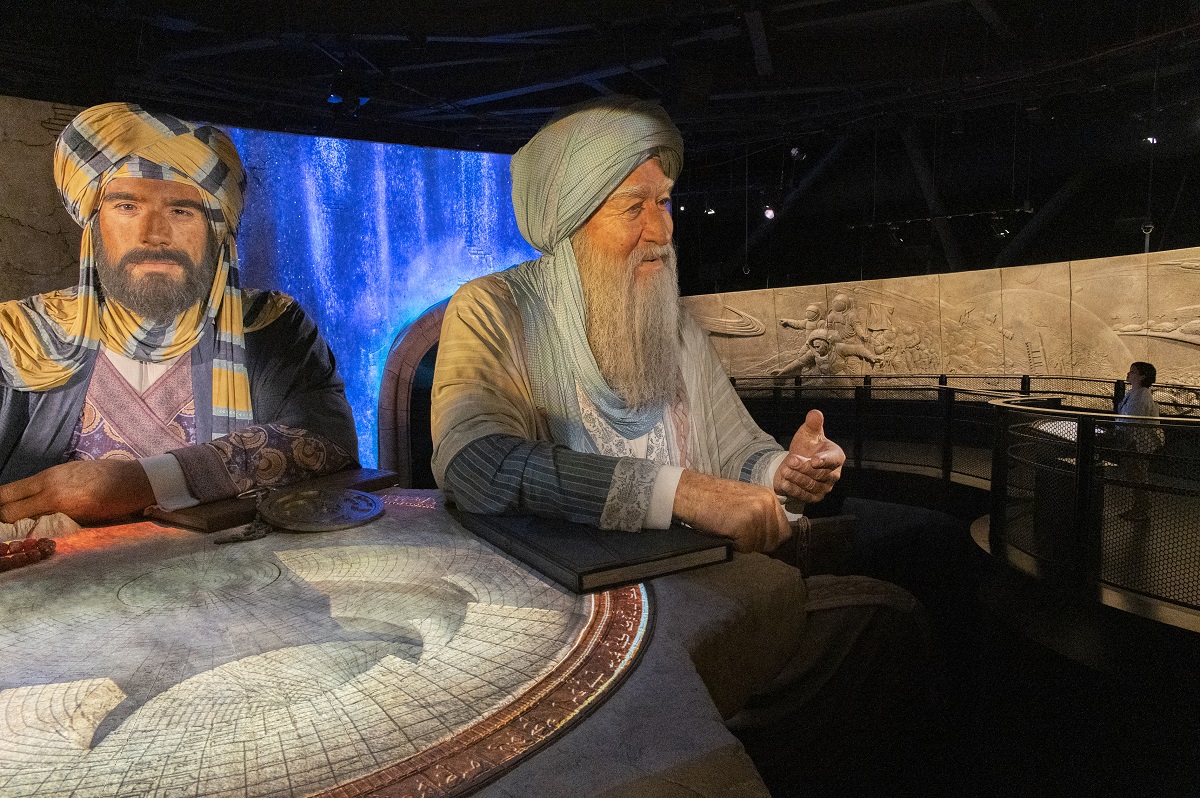 冒険家イブン・バットゥータ（左）らが来場者を迎えます