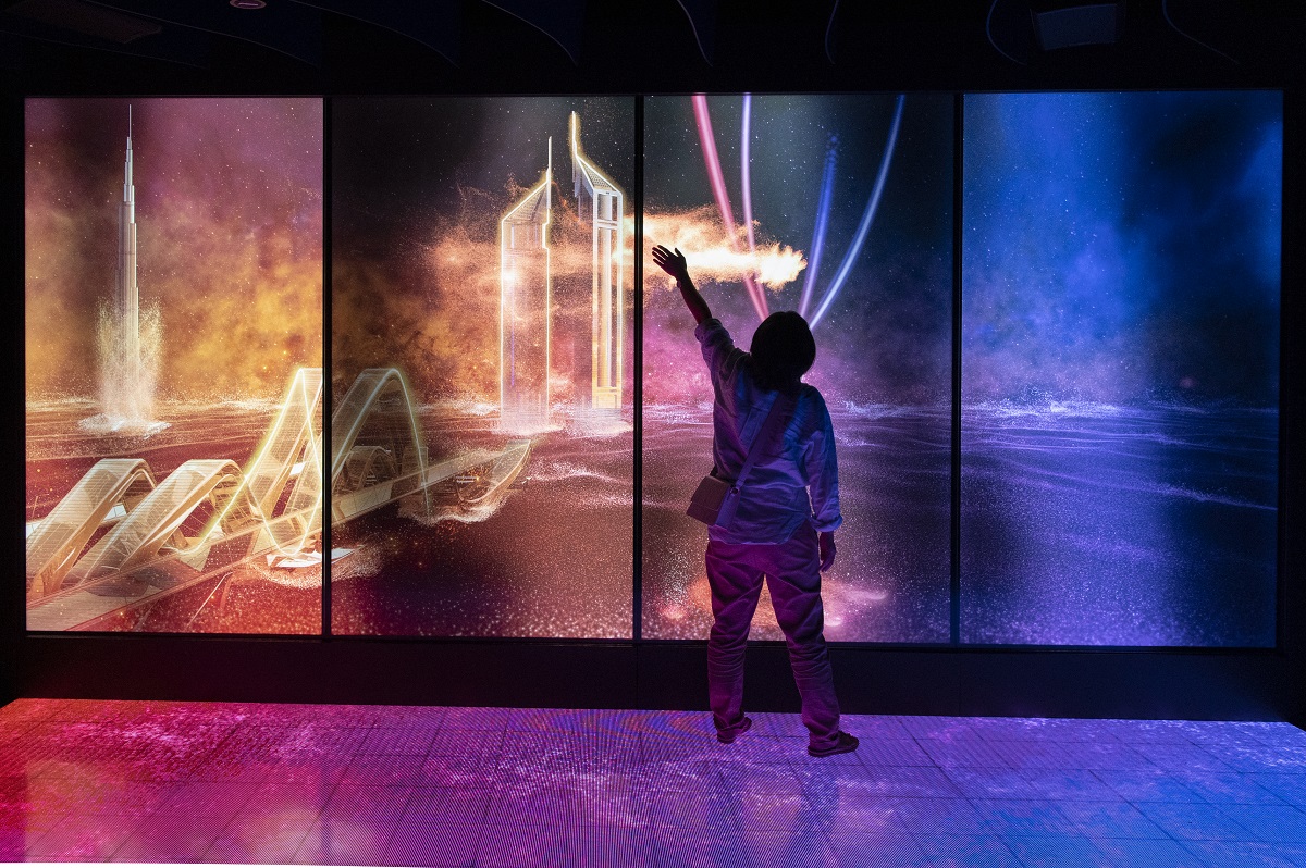 手をふれるとUAEのランドマークが次々と現れるアート作品