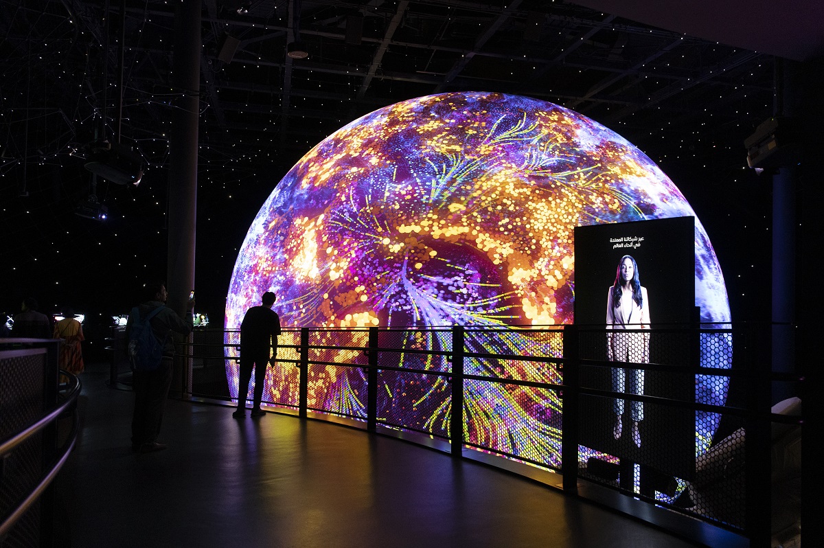 巨大な地球儀上でモノの流れが可視化された「コネクテッドワールド」