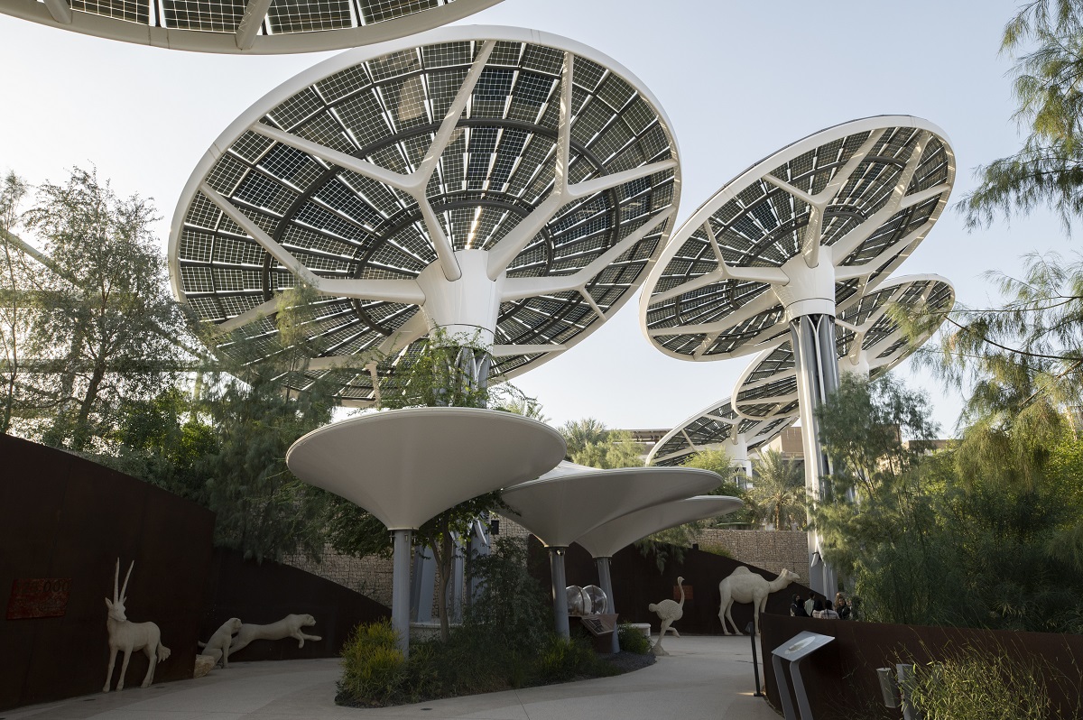 日の向きに合わせて回転するエネルギーツリー