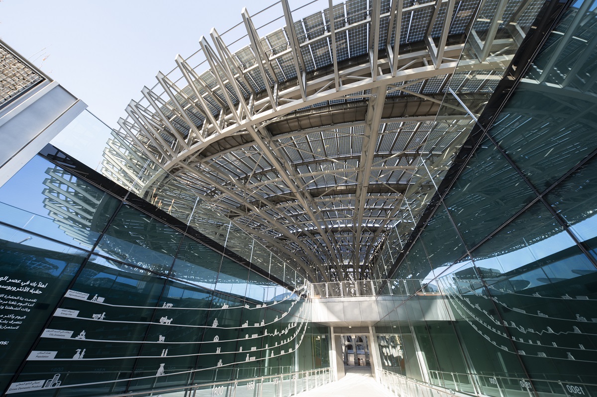 巨大キャノピーは発電だけでなく、自然の空調や水を集める役割ももつ