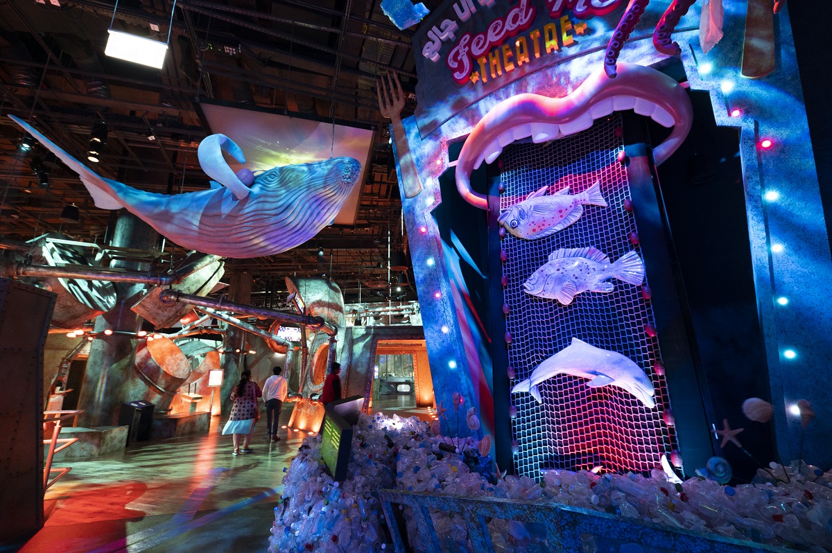 マイクロプラスチックを食べた魚を、人間が食べる食物連鎖を表現