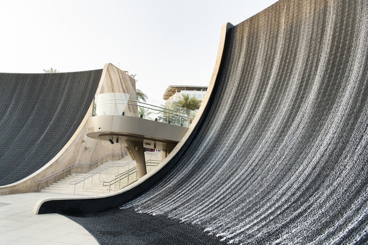 濡れない滝「サーリアル」