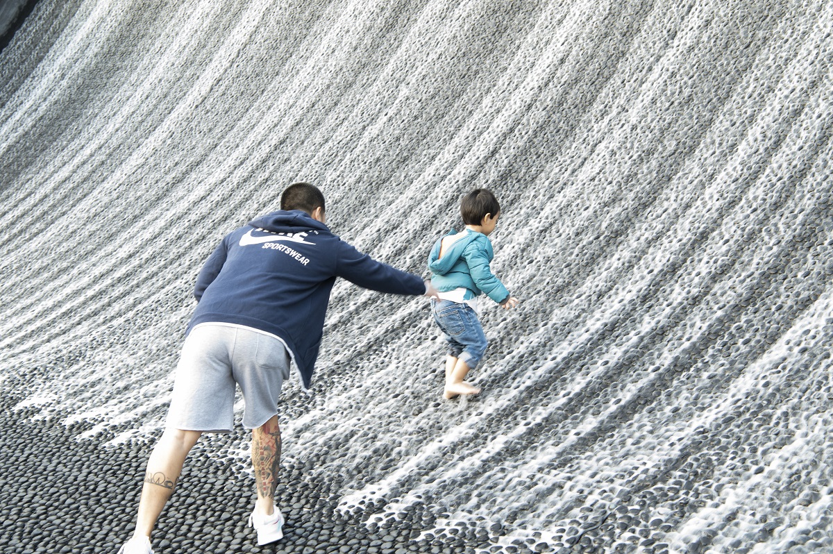滝の下で遊ぶ人の姿も（念のためはだし推奨）
