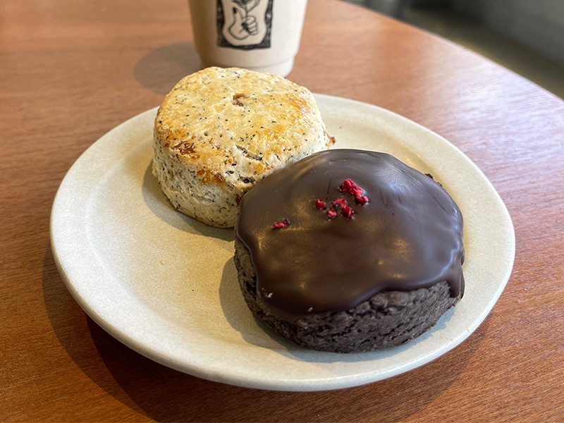 （手前）「スコーン（チョコレート）」350円、（奥）「スコーン（アールグレイ＆いちじく）」380円