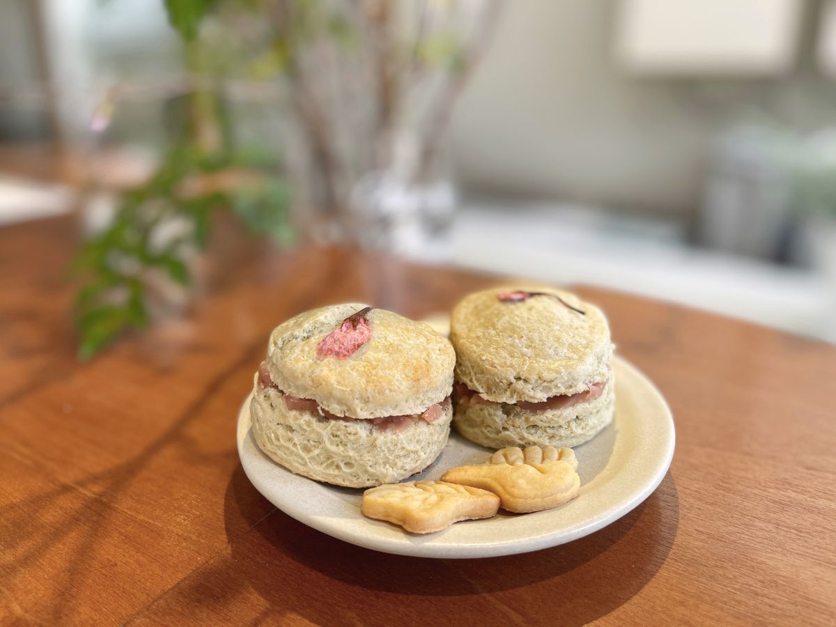 「季節のスコーン（桜）」1個 380円、「クッキー」2個 50円