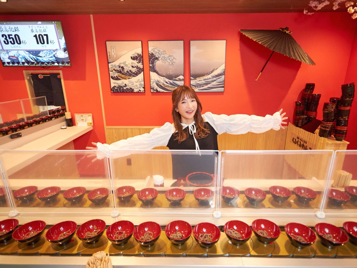 和テイストの素敵な内装だけでなく日本の祭りを思わせる店内BGMもポイント！