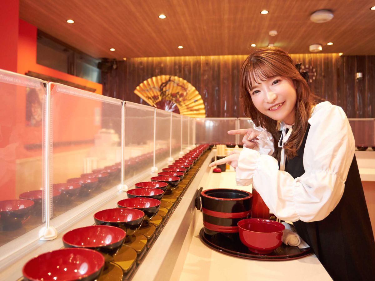 店内にイスの設置はナシ！全員“立ち食いスタイル”です