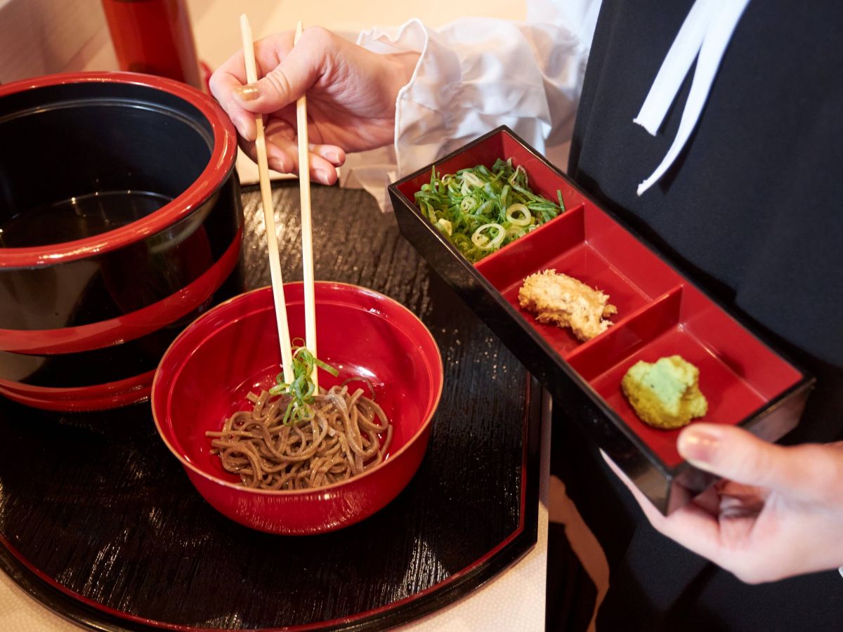 わんこそば用の基本セットには、おそば用のお椀・余ったそばつゆを入れる桶・薬味3種が付いています