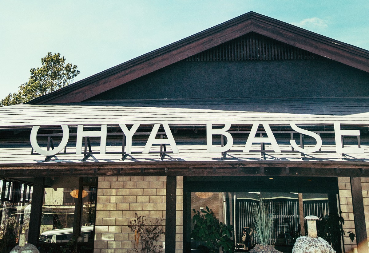 外壁に大谷石をあしらったOHYA BASE。かつて地域に愛された旅館の宴会場をリノベーションし、活かしています