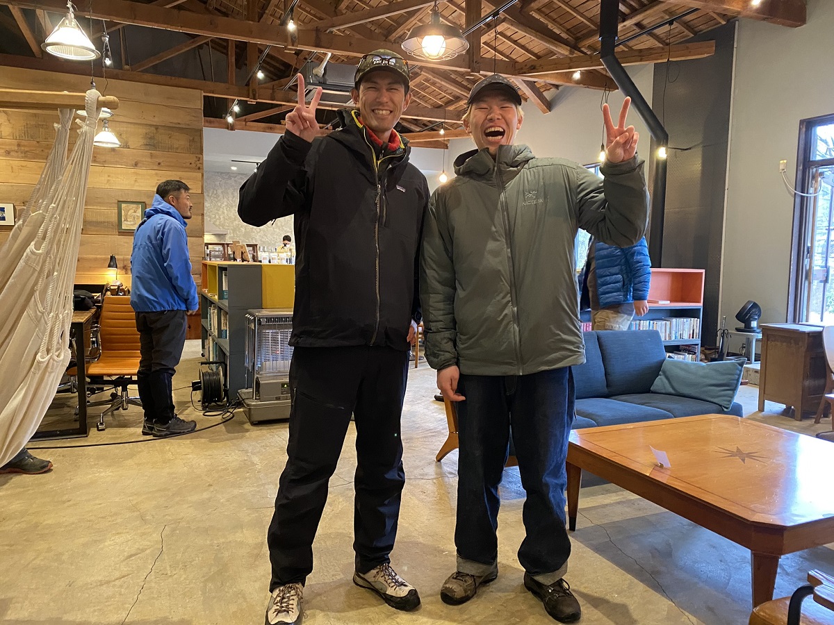 本日のガイド、コーダイさん（左）とシャークさん（右）。野山遊びの達人です