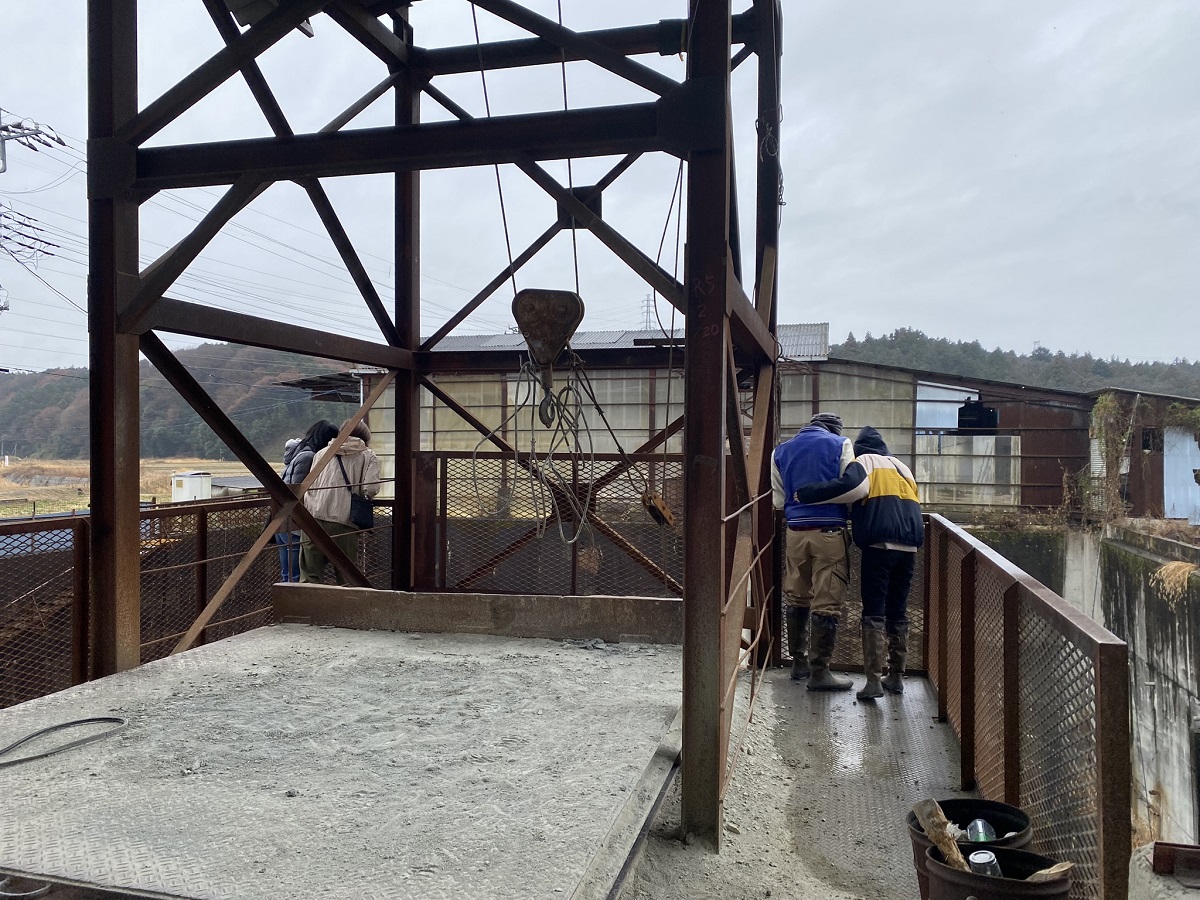 覗き込む視線の先には……