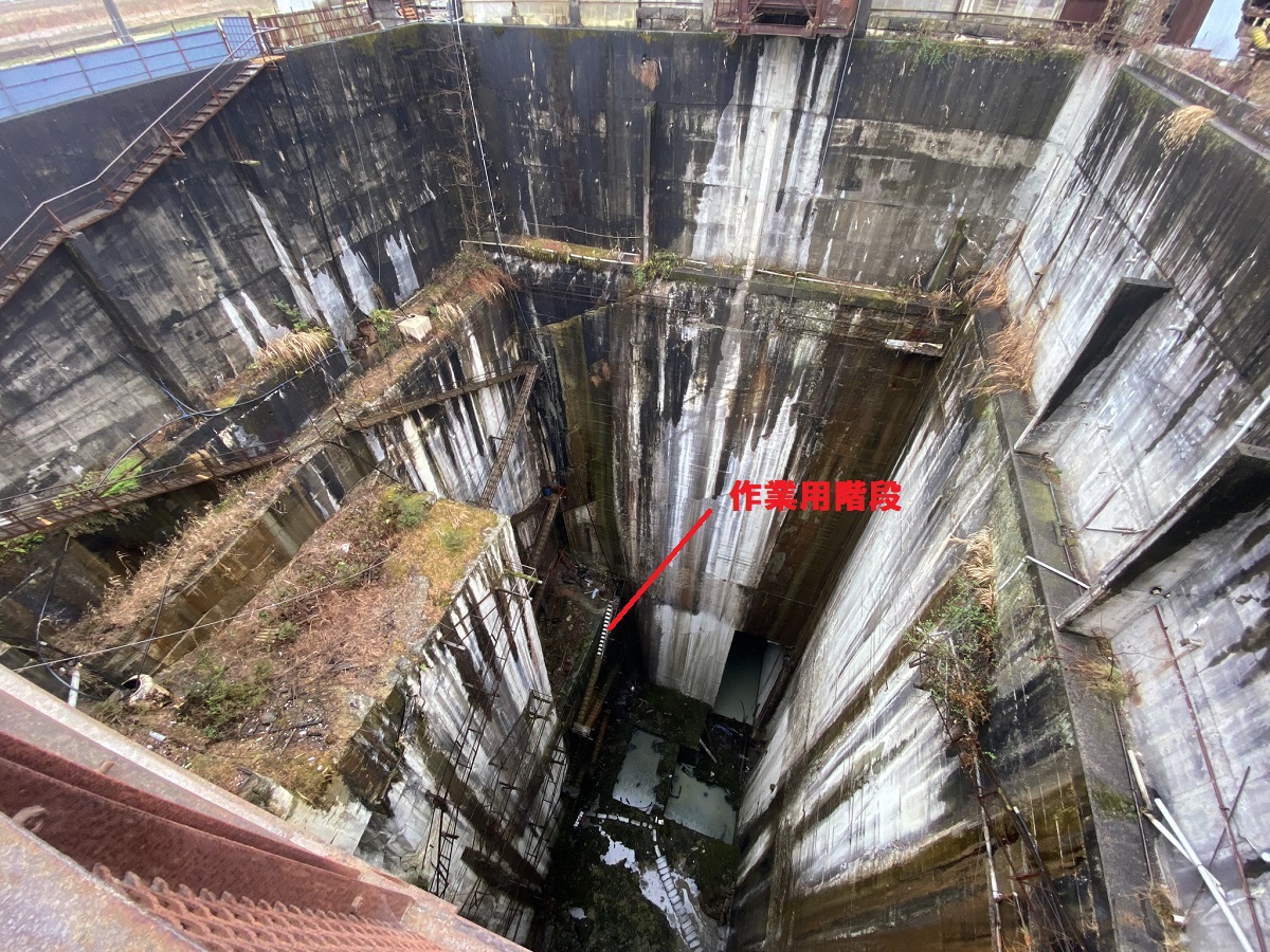 壁面の鉄の階段と比べるとスケールがわかります