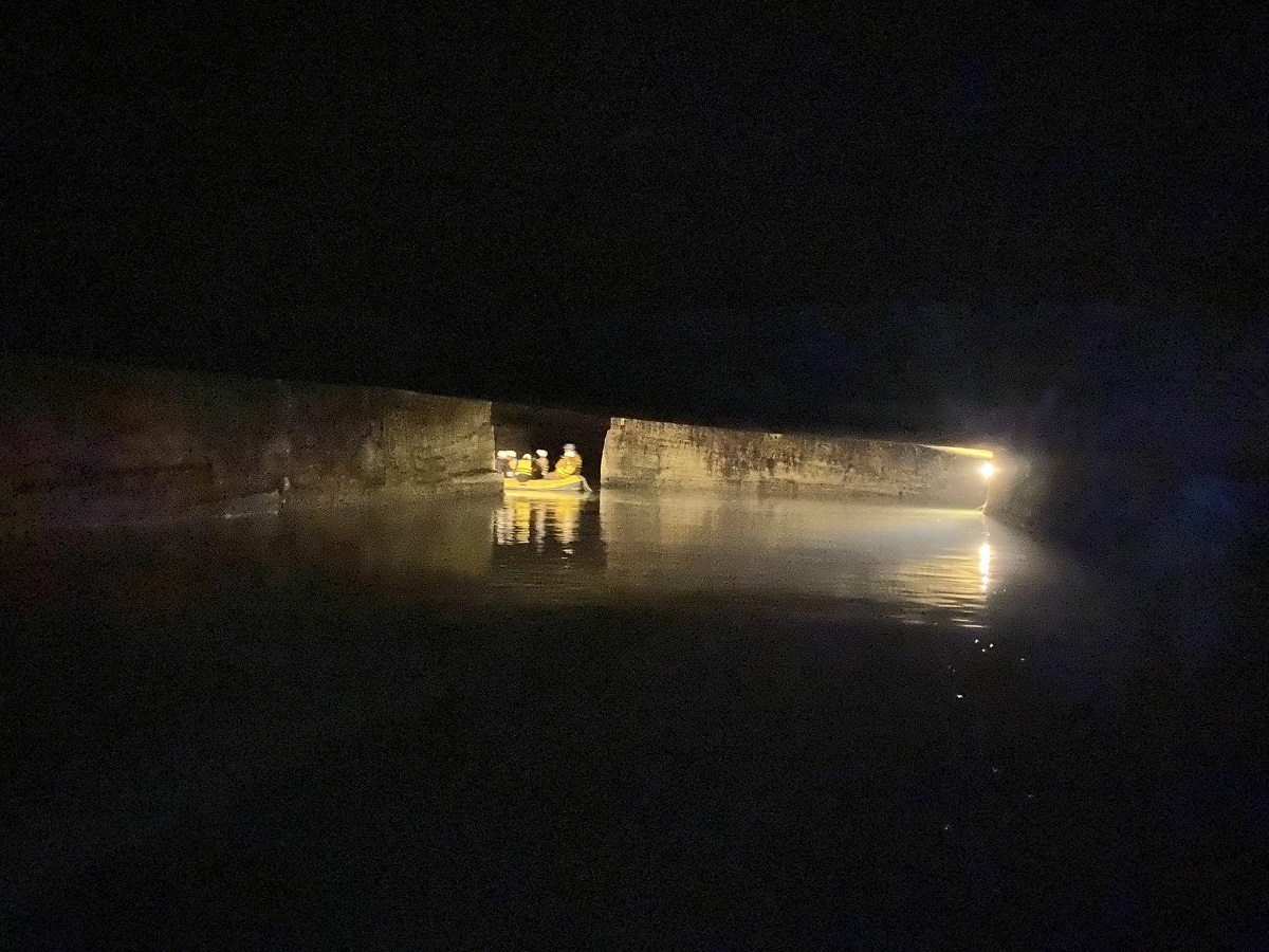 ゴムボートは地下回廊を静かに進みます