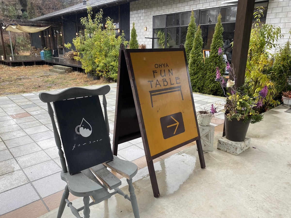 オーナーの人柄が感じられる個性的なカフェやレストランも入っています