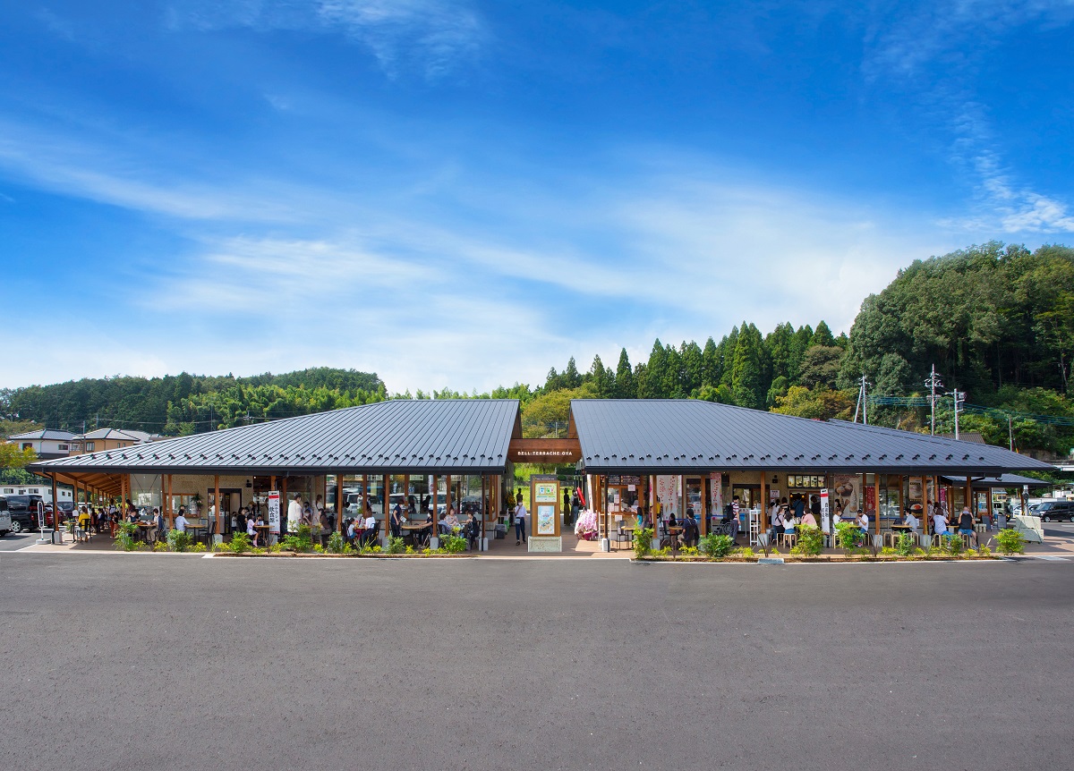 左から飲食館、物産館、体験館の順に並んでいます