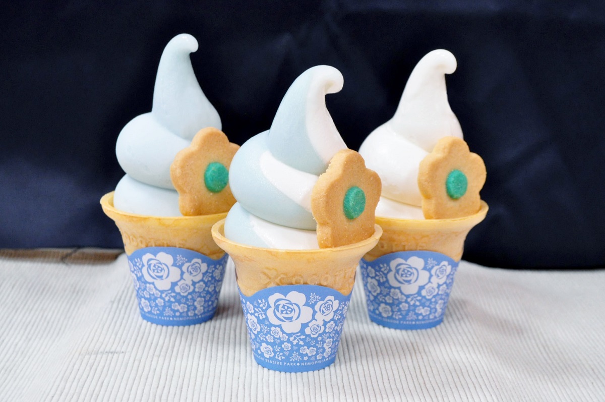 ネモフィラブルーソフト450円。添えられたクッキーはおみやげコーナーにもあります15個入り900円