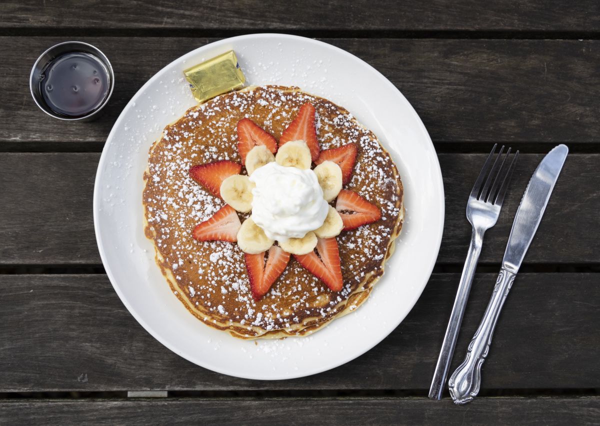 「パンケーキとフレッシュフルーツ」$11.25