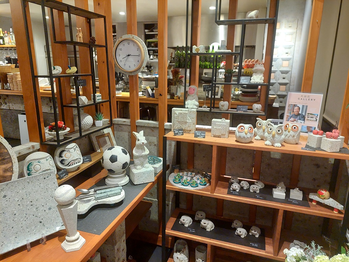 オリジナルの大谷石グッズが揃います