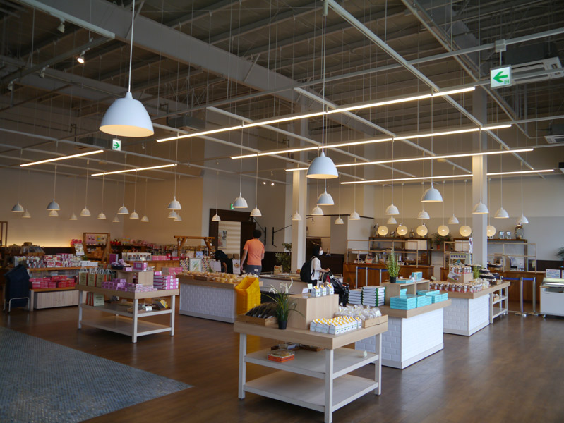 那須高原産の食材を使った商品などが店内にずらり