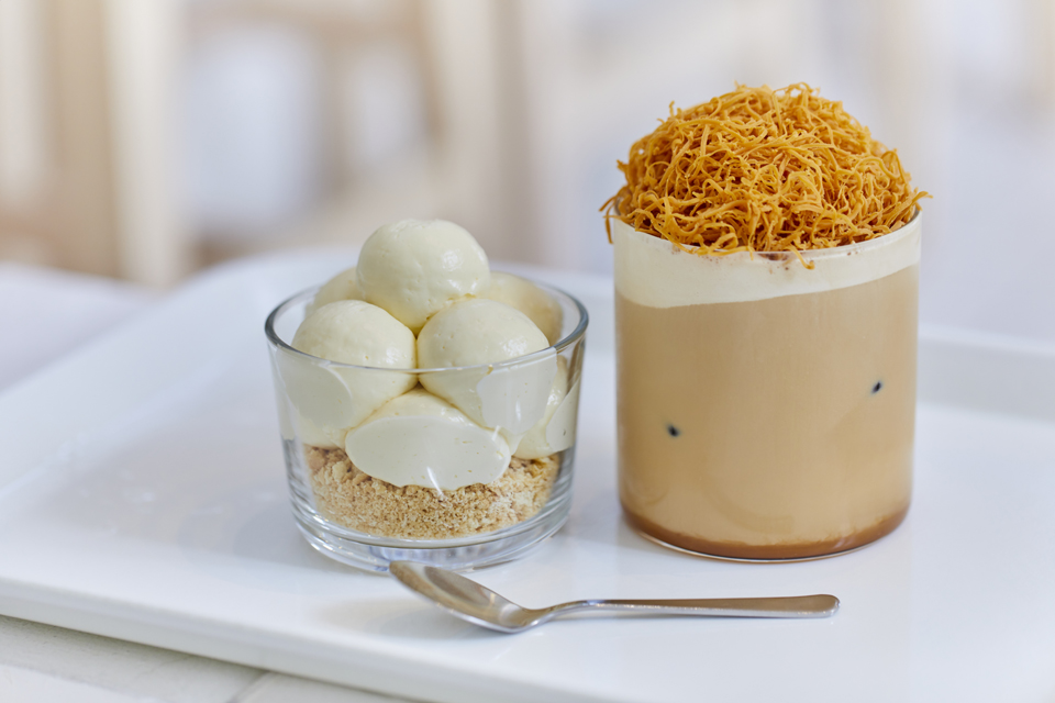 左から「クリームクランブルケーキ」800円、「チーズアイスクリームラテ」850円