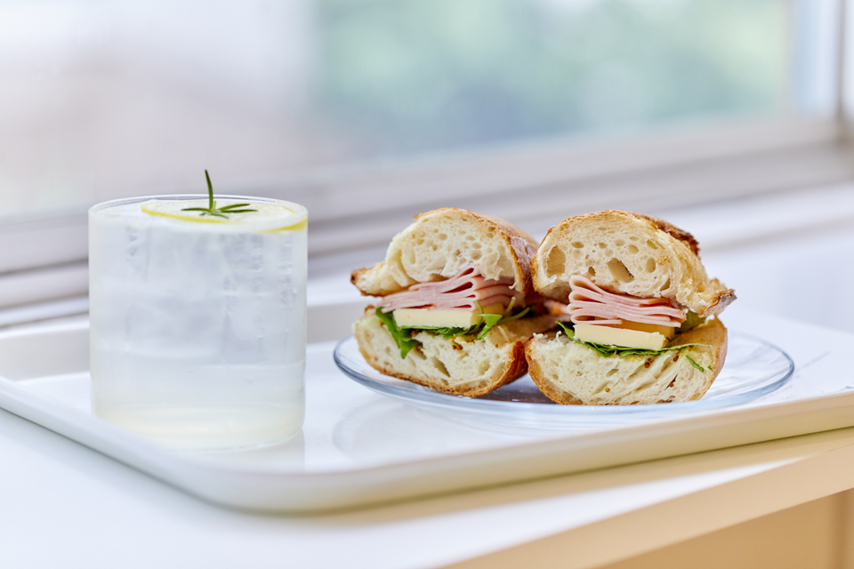 左から「レモンエイド」700円、「ジャンボンブール」1100円